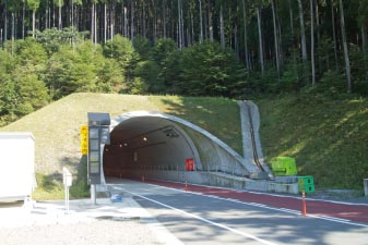 濃飛横断自動車道金山下呂トンネル